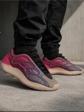 Adidas Yeezy 700 V3 Fade Carbon Primeknit Sneakers GW1814 NWB Mens 9.5